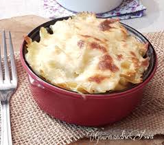 Faire une béchamel avec le lait, mettre les tranches de céleri dans un plat, couvrir de béchamel et de gruyère rapé et faire gratiner au four). Gratin De Farfales Et Viande Hachee A La Bechamel Gourmandise Assia