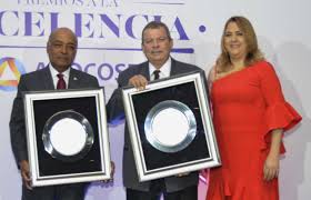 Eloisa Muñoz, Presidenta ADOCOSE entrega reconocimientos a Sixto Silverio y  Darío Muñoz( representado por familiares) recibió por sus valiosos aportes  a la Asociación