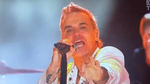 Robbie Williams berates crowds during Sydney's NYE celebrations