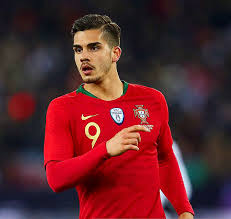 Enquanto andré silva começa a preparação para o mundial na rússia ao lado dos outros jogadores da seleção nacional, a namorada do avançado, de 22 sara rodrigues, de 21 anos, está a espalhar sensualidade e beleza enquanto desfruta das praias da ilha espanhola. Andre Silva Termina Namoro Com Modelo Portuguesa Angolandianews