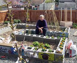 The long sides of the garden bed have eight cinder blocks and the ends have three for a total of 22 cinder blocks per raised bed. 12 Amazing Cinder Block Raised Garden Beds Off Grid World