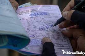 Ketik tilang no register kode d … yang terdapat pojok kanan atas surat tilang 2 9. Jangan Sampai Keliru Ini Perbedaan Slip Biru Dan Slip Merah Dalam Surat Tilang Kepolisian Pikiran Rakyat Com