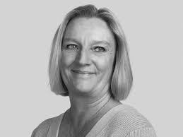 Elizabeth Wall's Instagram, Twitter & Facebook