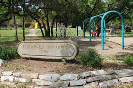 It is a 1.12 acre (s) lot, 4,870 sqft, 5 beds, 4 full bath (s) & 1 half bath (s) in lake windcrest 05. Austin Closes City Basketball Courts Tennis Courts Skate Parks To Public Community Impact