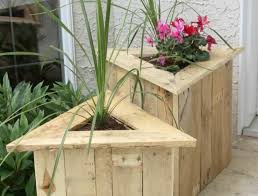 1001 Tutoriels Et Idees Pour Fabriquer Une Jardiniere En Palette Projets Palettes Faciles Idee Deco Palette Bois Idee Deco Palette