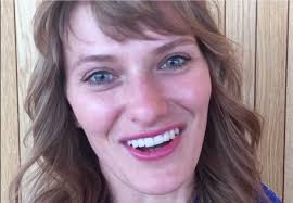 Julia kan bruke 50 timer på å lage én parykk