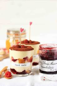 Déposez une nouvelle couche de biscuits trempés dans le café et versez le reste de la crème au. Tiramisu Aux Peches Et Confiture De Framboise