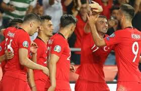 Les turcs paradent devant le @stadefrance avec le salut militaire et un imposant drapeau de la turquie. France Turquie Stade De France Imprenable Turquie Forte Tete Benzema Le Match En Chiffres