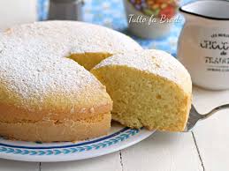 La torta al cocco è una torta morbida, tipo la ciambella al cocco, che viene resa soffice dall'utilizzo dello yogurt e aromatica dal cocco grattugiato (la farina di cocco). Torta Al Cocco Alta E Soffice Senza Burro E Latte Tutto Fa Brodo In Cucina