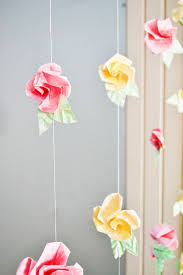 Grâce aux autres fiches sur les fleurs en papier crépon, tu vas pouvoir réaliser un magnifique bouquet pour ta. 1001 Idees Pour Fabriquer Une Rose En Papier Aussi Belle Que La Vraie Fleurs En Papier Rose En Papier Fleur Origami Facile