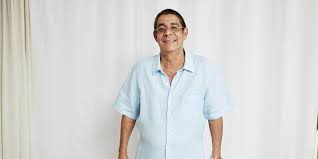 Zeca pagodinho com a raquete elétrica. Hjn4krlnpvbqqm