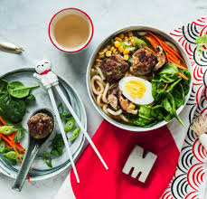 An jeder ecke sprießen dort die ramen suppe ist unendlich vielfältig und kann beliebig variiert werden. Schnelle Ramen Mit Fleischballchen Eine Glucklich Machende Fast Instant Suppe Fur Den Feierabend Gourmetguerilla S Foxy Food