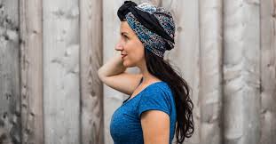 Wenn wir an ein bandana denken, kommt uns sofort das bild des amerikanischen rappers 2pac in den sinn, dessen markenzeichen das lässig gebundene kopftuch war. Tutorial Wie Bindet Man Einen Turban Das Trendpiece Der Saison Shoelove By Deichmann