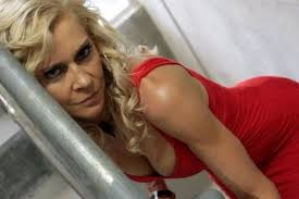 Mulher diz que é tão bonita que não consegue ter amigos