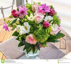 Blumenstrauß rosa weiß blütenblätter knospen pfingstrosen. Grosser Schoner Blumenstrauss Von Pfingstrosen Rosen Anemonen In Einem Vase Stockbild Bild Von Knospe Blume 93429709