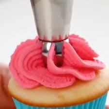 Creer Des Roses Sur Votre Gateau Video En 2020 Decoration Gateau Recettes De Cuisine Gateaux Et Desserts