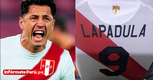 Gianluca lapadula aterrizó finalmente en el aeropuerto jorge chávez y luego se unió al hotel de concentración de la selección peruana de ricardo gareca. Camiseta De Lapadula Ya Es Sensacion En Gamarra Tras Ser Convocado A La Seleccion Peruana