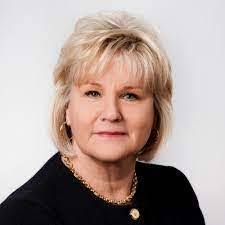 Lisa Maczko's Instagram, Twitter & Facebook