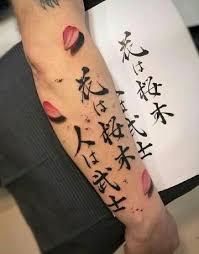 Elegantes Y Sutiles Tatuajes De Letras Japonesas Tatuaje Kanji Tatuaje De La Mano Tatuajes De Moda