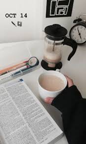 Studieren Studieren Studyblr Notizen Laptop Bucher Schule Kaffee Bucher In 2020 Lernverhalten Studieren Schreibtisch Zum Lernen