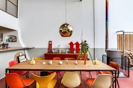 Les chaises dépareillées apportent beaucoup de vie et de personnalité à une salle à manger. Comment Harmoniser Des Chaises Depareillees Dans Une Salle A Manger