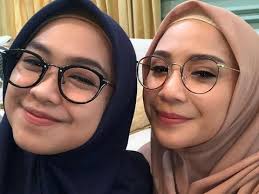Foto ria ricis sebelum memakai hijab. Ketika Nagita Slavina Pakai Hijab Ala Ria Ricis Mirip