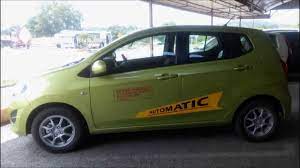 Jika ingin berhenti di lampu merah tekan clutch hingga jejak lantai kemudian tekan brek sehingga kereta berhenti. Perodua Axia Automatik Untuk Sekolah Memandu Youtube
