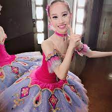 yukiballetstudio instagram 先生 はい 足をほぐしまーす ここが硬いと良くないんだよね 生徒達 イダーィ うちではよく見られる光景です れいあちゃん お姉様達の巻き添えにあってます そして先生の肩を揉んでくれる優しいひようさん tutus