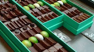 Best Chocolate Shops In Paris From Dark Bars To Creamy Ganaches Chocolate Shop Paris Shopping Best Chocolate