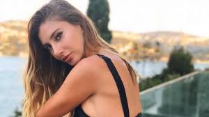 .harry winston marka olduğu belliydi.siz takipçilerim hemen dm'den aynı markayı yazdınız zaten bugün şeyma subaşı da markasının tiffany&co olmadığını hatta ve hatta fiyatının sandığımız kadar ucuz olmadığını açıklayan bir yazı paylaştı yüzük çok merak edildiği için harry winston. Seyma Subasi And Her Watch Collection Watchmania