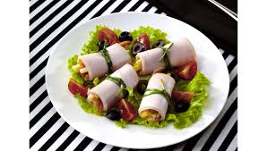 Trita le erbe aromatiche (rosmarino e salvia) e mescolale insieme al sale grosso e al pepe. Ricette Arrosto Di Tacchino