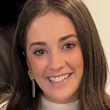 Sara Bell's Instagram, Twitter & Facebook