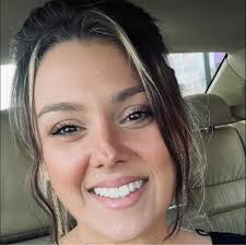 PINEAPPLE WREATH...made with flowers! Love this for summer! Find it here  (aff)-->http://rstyle.me/n/cpawf8b6dpf .