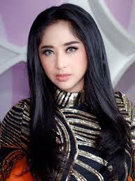 Dewi berhasil menghilangkan 90 kilogram berat badannya hanya dalam waktu 15 bulan. Dewi Perssik Bahas Orang Yang Ogah Kerja Dan Malas Belajar Bisnis Sindir Siapa Showbiz Liputan6 Com