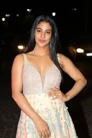 Beauty Galore HD : Daksha Nagarkar Hot Cleavage Show At 65th Jio Filmfare  Awards 2018