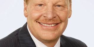 DuPont shakes up management, Ed Breen back as CEO