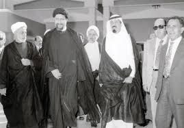 الملك عبد الله اثناء زيارة الى بعلبك في العام 1968 والى جانبه السيد موسى الصدر والشيخ حسين الخطيب Fashion Nun Dress Academic Dress