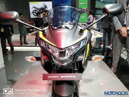 The riding position allows the rider to concentrate on the ride. Auto Expo 2018 New Honda Cbr250r Unveiled Features Led Headlight Updated Graphics And Two New Colours Motoroids