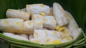 Rebus santan bersama gula pasir, vanili bubuk dan garam diatas api sedang; Tape Singkong Khas Bondowoso Inilah Cara Membuatnya Faktualnews Co