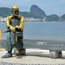 Foto original do poeta na orla carioca (Acervo CDA/Cosac Naify/Divulgação)