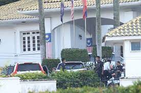 Tinjauan bernama mendapati 16 kenderaan polis bersama trak memasuki kediaman najib pada pukul 10.15 malam tadi bagi menjalankan siasatan dan polis dilihat turut menggeledah kediaman najib di sebuah apartmen mewah di jalan raja chulan di sini. Rumah Najib Taman Duta Gambleh T