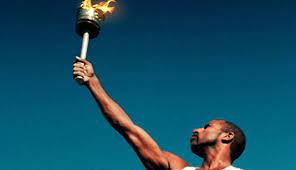 يتم إشعال شعلة الأولمبياد من أشعة الشمس بواسطة مرآة مقعرة ، وذلك بعد فقرات مطولة من بعض الطبول والأناشيد ذات الأبعاد الدينية والتراثية في بلاد الإغريق ، والمشاركين من الأفراد في المعبد يرتدون بعض الملابس الدينية وما شابهها ، ومن ثم تذهب الشعلة لعدة مواقع في اليونان ، من. Ø§Ù„Ø´Ø¹Ù„Ø© Ø§Ù„Ø£ÙˆÙ„Ù…Ø¨ÙŠØ© ØªØµÙ„ Ø¥Ù„Ù‰ Ø±ÙŠÙˆ Ù‚Ø¨Ù„ ÙŠÙˆÙ…ÙŠÙ† Ø¹Ù„Ù‰ Ø§Ù„Ø§ÙØªØªØ§Ø­ Ù‚Ù†Ø§Ø© Ø§Ù„ØºØ¯