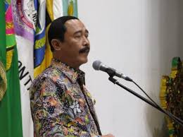 Itulah tulisan dengan judul tuladha pangandika pasrah penganten kakung yang menggunakan bahasa jawa krama yang dipakai untuk acara pernikahan. 13 Contoh Pidato Bahasa Jawa Singkat Krama Inggil Lengkap