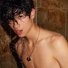 He posted a picture alongside singer shawn mendes to instagram in february 2018. Biografia De Sebastian Moy Edad Estatura Pack Novia Tiktok Nacionalidad Laletrade Biografias Musica Y Letras