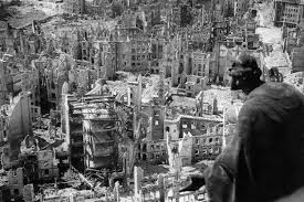 Die luftangriffe auf dresden und den großraum der stadt im zweiten weltkrieg fanden erstmals im herbst 1944 statt und fanden ihren höhepunkt in vier angriffswellen der royal air force (raf) und united states army air forces (usaaf) vom 13. 2 Weltkrieg Dresden Nach Bombenangriffen 1945 Zerstorung