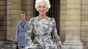 Chase phillips (dame helen mirren), a lifetime resident of martha's vineyard, married richard (beau bridges), and like the area, grew into the upper. Helen Mirren 74 Spielt Eine Heisse Sex Szene In Neuem Film Promiflash De