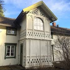 Sveitserhus med okerfarget kledning, brune detaljer og grønne vinduer. Pin Auf Swedish Cottage