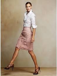 La combinación de camisa blanca y falda para bodas es una de las favoritas entre las invitadas. Como Combinar Una Prenda De Fondo De Armario La Camisa Blanca Paperblog Moda Ropa Vestir Con Estilo