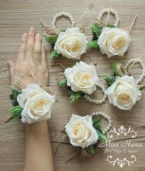 De Seda Flores Rosas En Color Marfil Con Pina Decorada Con La Guita La Pulsera Es En Pulsera Estirada D Corsage Wedding Wrist Corsage Wedding Wedding Flowers