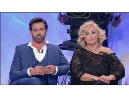 Intanto gianni sperti fa anche il suo esordio al cinema, prendendo parte al film milonga, con tra gli episodi più popolari della carriera di gianni sperti c'è però paradossalmente una caduta. Tina Cipollari Incidente In Studio Cade E Gianni Sperti Riprende Tutto